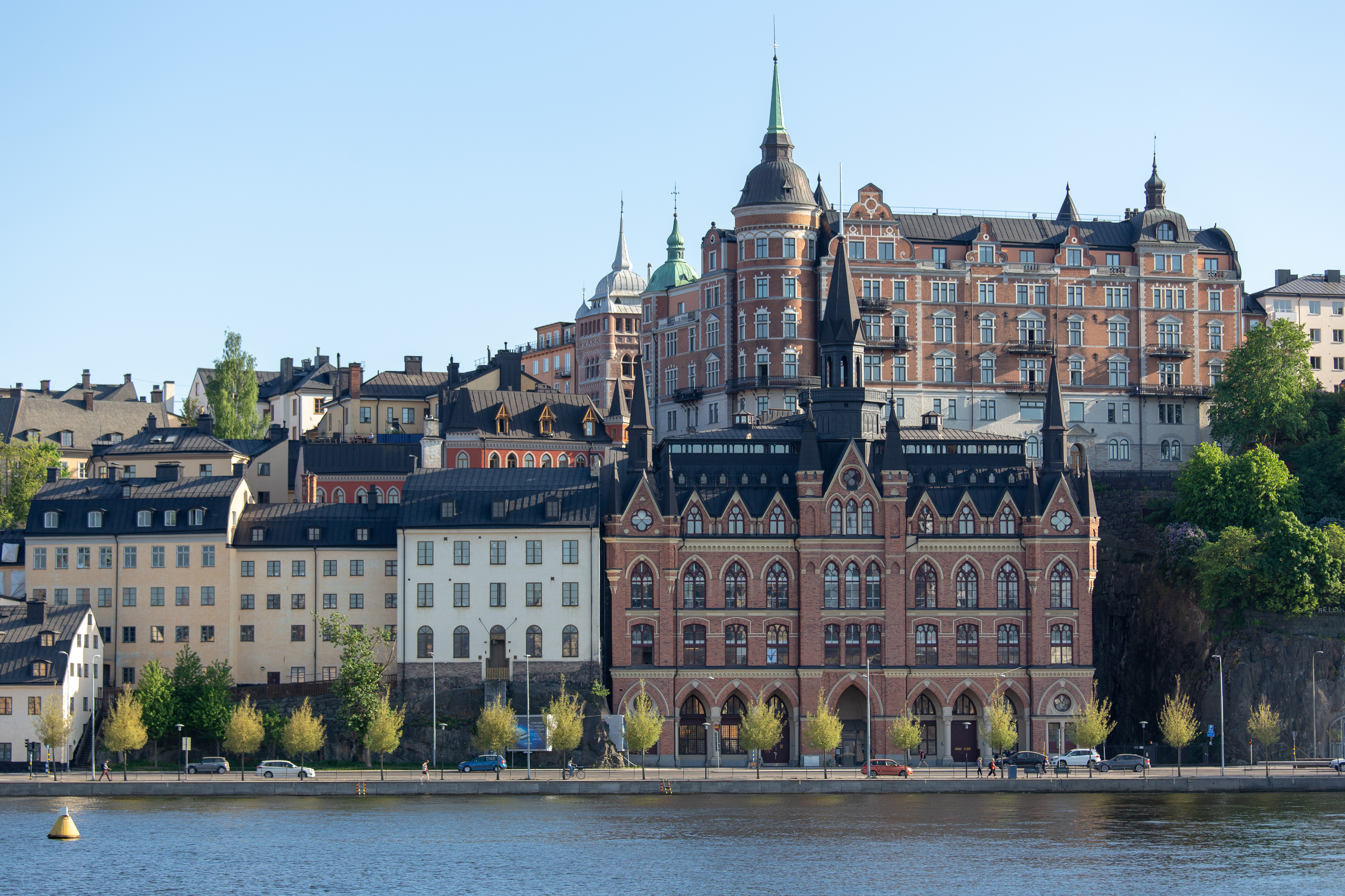Illustration av en familj framför ett hus med en stor nyckel och verktyg – symbol för att ta kontroll över sitt boende
